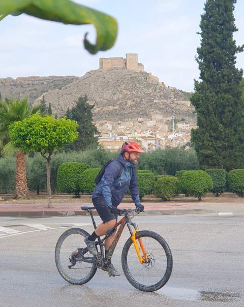 Vía Verde del Noroeste, a su paso por Mula. Castillo de Mula al fondo