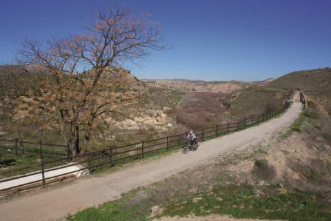Vía verde de la Subbética cordobesa y viaducto del río Guadajoz