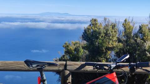 Malpaso con la isla de La Palma al fondo
