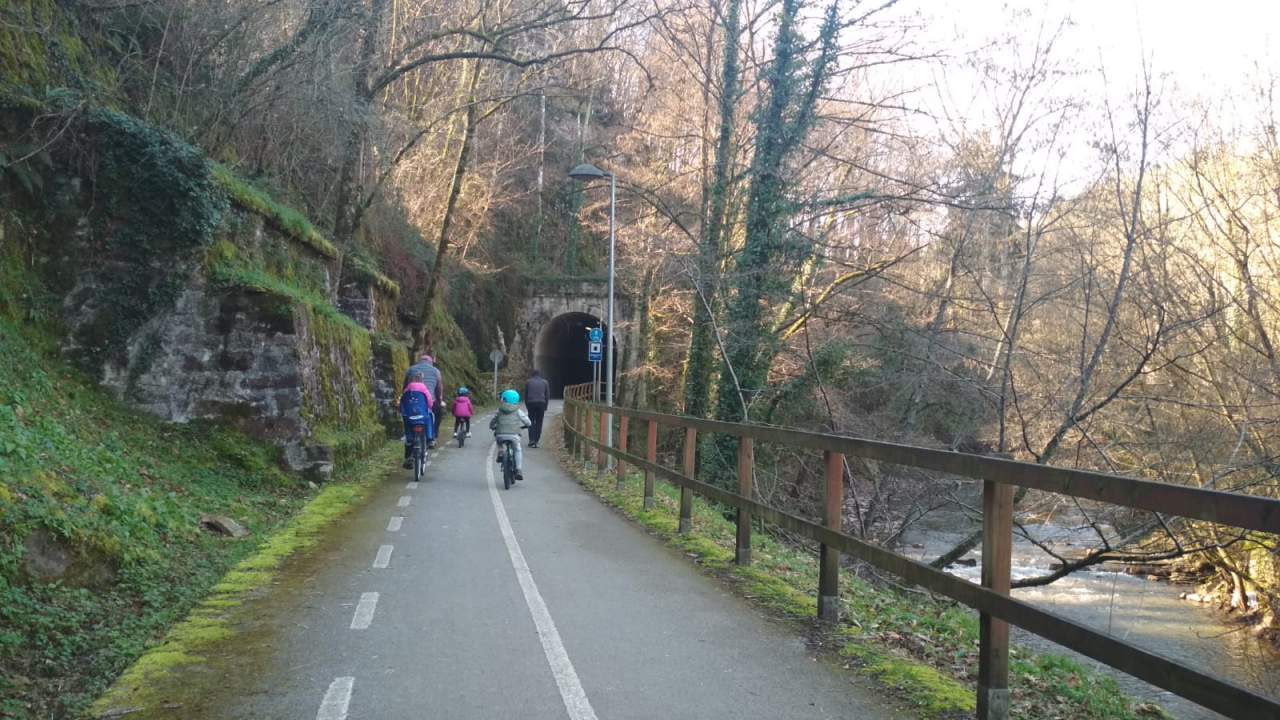 ¡A pedalear la historia! La Vía Verde del Vasco-Navarro en Debagoiena