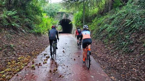 La t&iacute;pica trinchera abierta para el paso del tren.