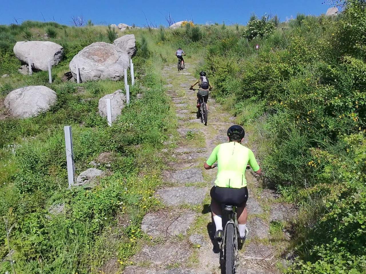 La calzada romana para acceder a Linhares da Beira