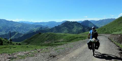 De camino a Tsechu Gompa, la pista sube y baja constantemente, superando varios collados
