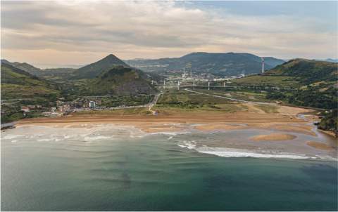 Parque de Itsaslur con playa de Muskiz al fondo